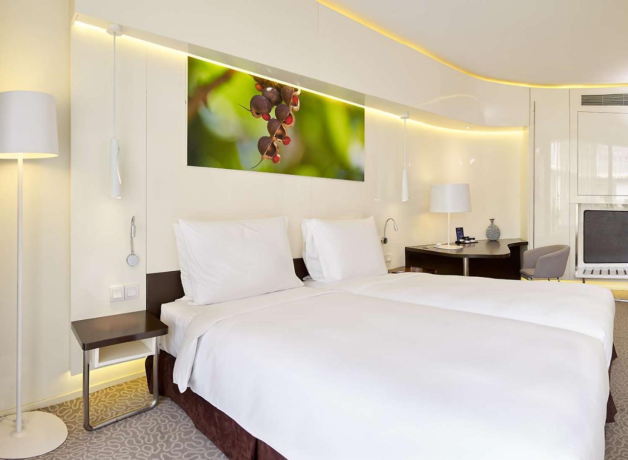Radisson Blu Hotel & Convention Centre キガリ エクステリア 写真 A room at the hotel