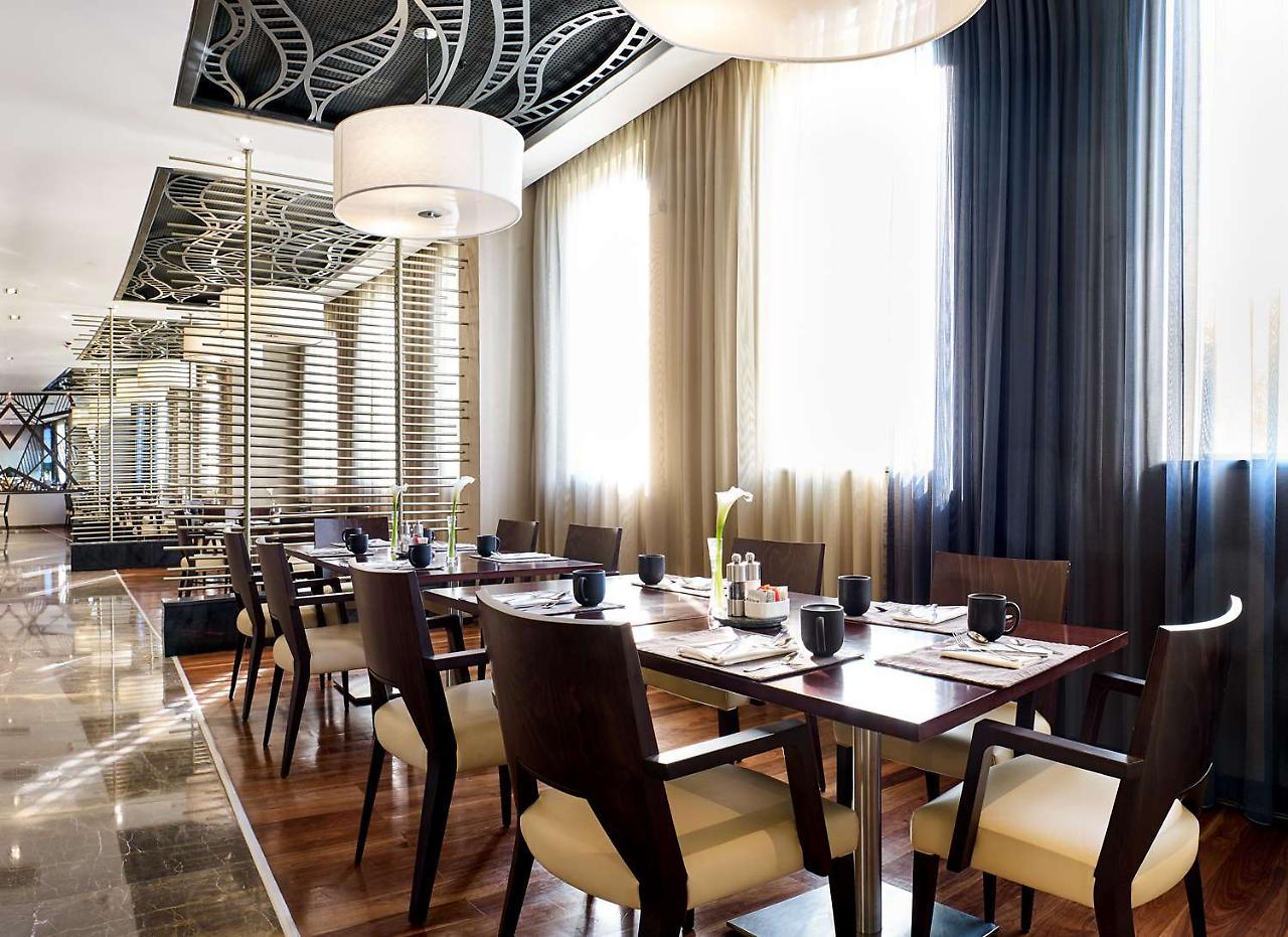Radisson Blu Hotel & Convention Centre キガリ エクステリア 写真 The restaurant