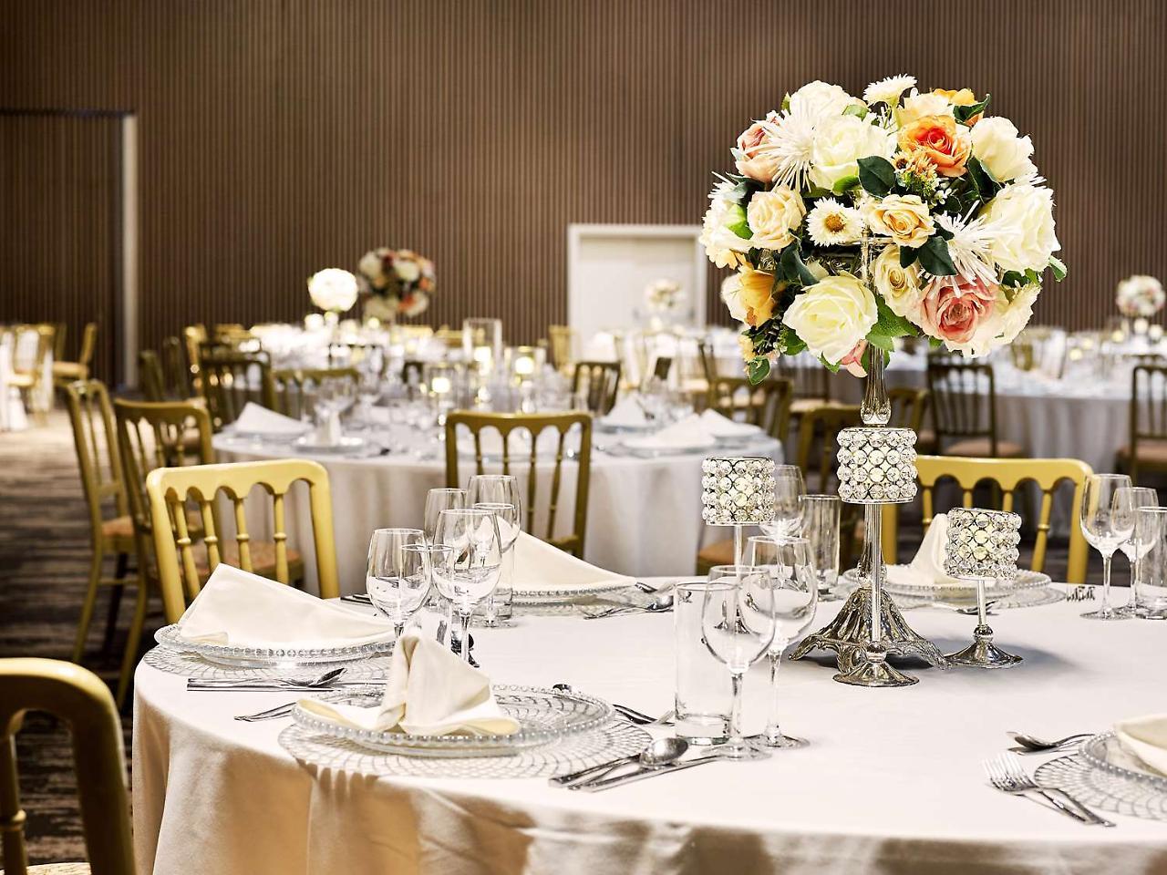 Radisson Blu Hotel & Convention Centre キガリ エクステリア 写真 A table set for a formal dinner