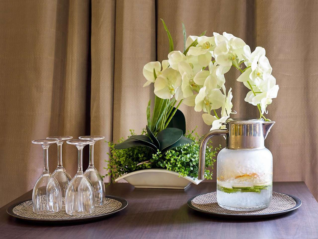 Radisson Blu Hotel & Convention Centre キガリ エクステリア 写真 A set of wine glasses
