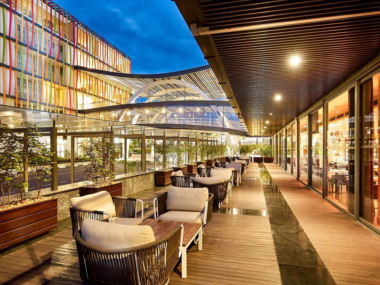 Radisson Blu Hotel & Convention Centre キガリ エクステリア 写真 The outdoor terrace at the hotel