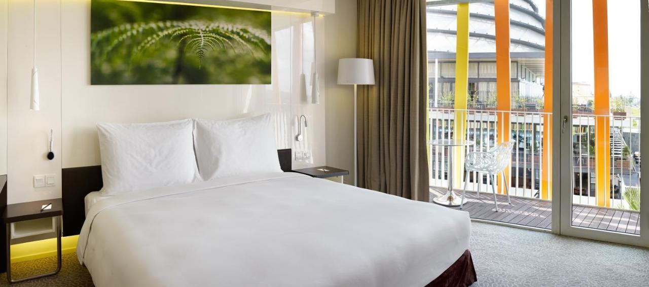 Radisson Blu Hotel & Convention Centre キガリ エクステリア 写真 A room at the hotel