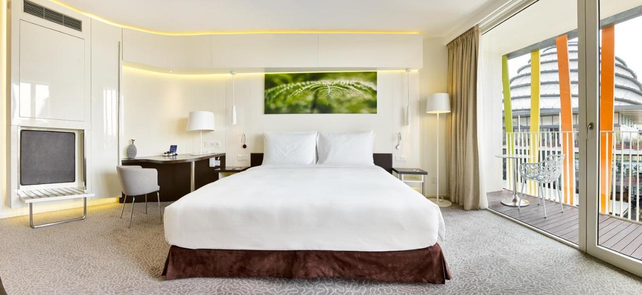Radisson Blu Hotel & Convention Centre キガリ エクステリア 写真 A typical room at the hotel