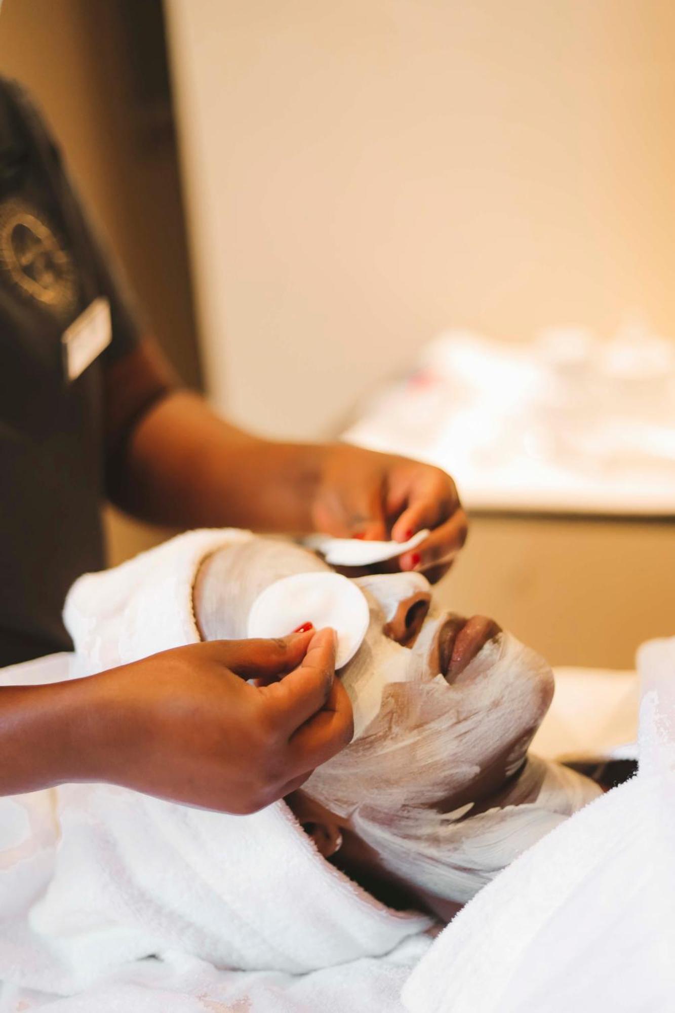 Radisson Blu Hotel & Convention Centre キガリ エクステリア 写真 A woman applying a facial mask