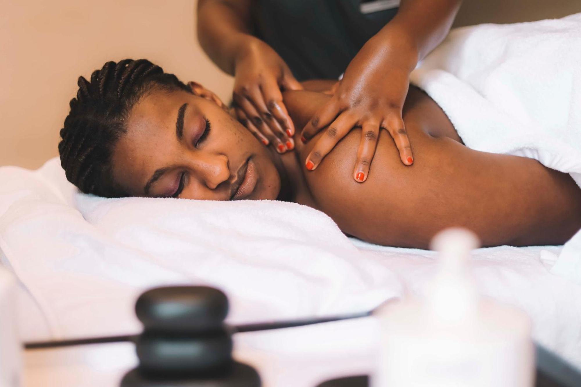 Radisson Blu Hotel & Convention Centre キガリ エクステリア 写真 A woman receiving a massage