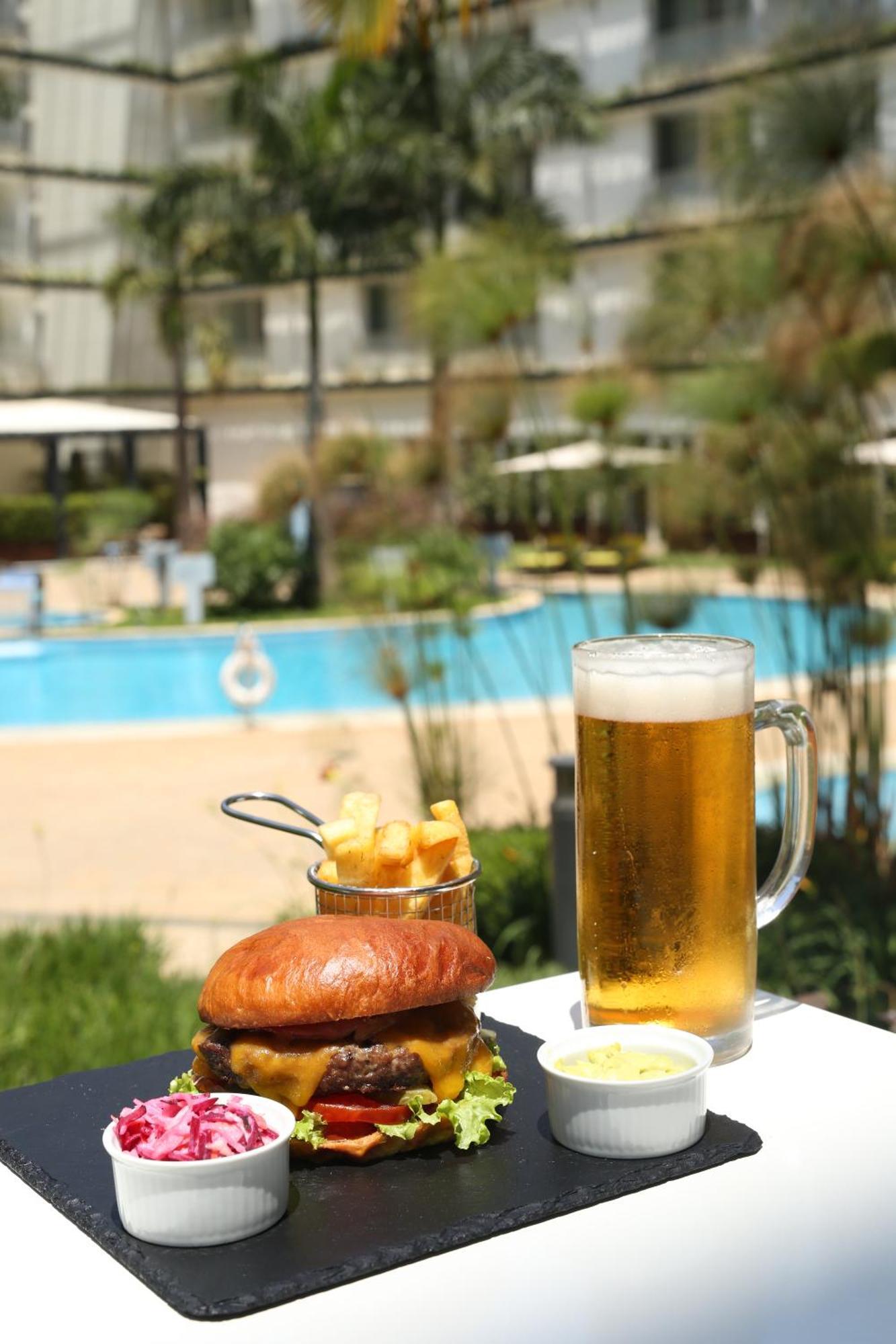 Radisson Blu Hotel & Convention Centre キガリ エクステリア 写真 Beer and bread