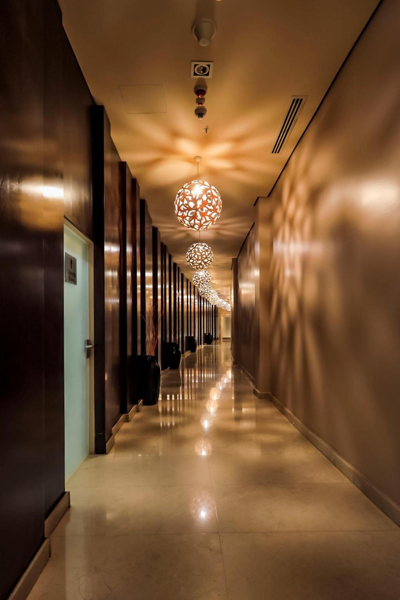 Radisson Blu Hotel & Convention Centre キガリ エクステリア 写真 A corridor at the hotel