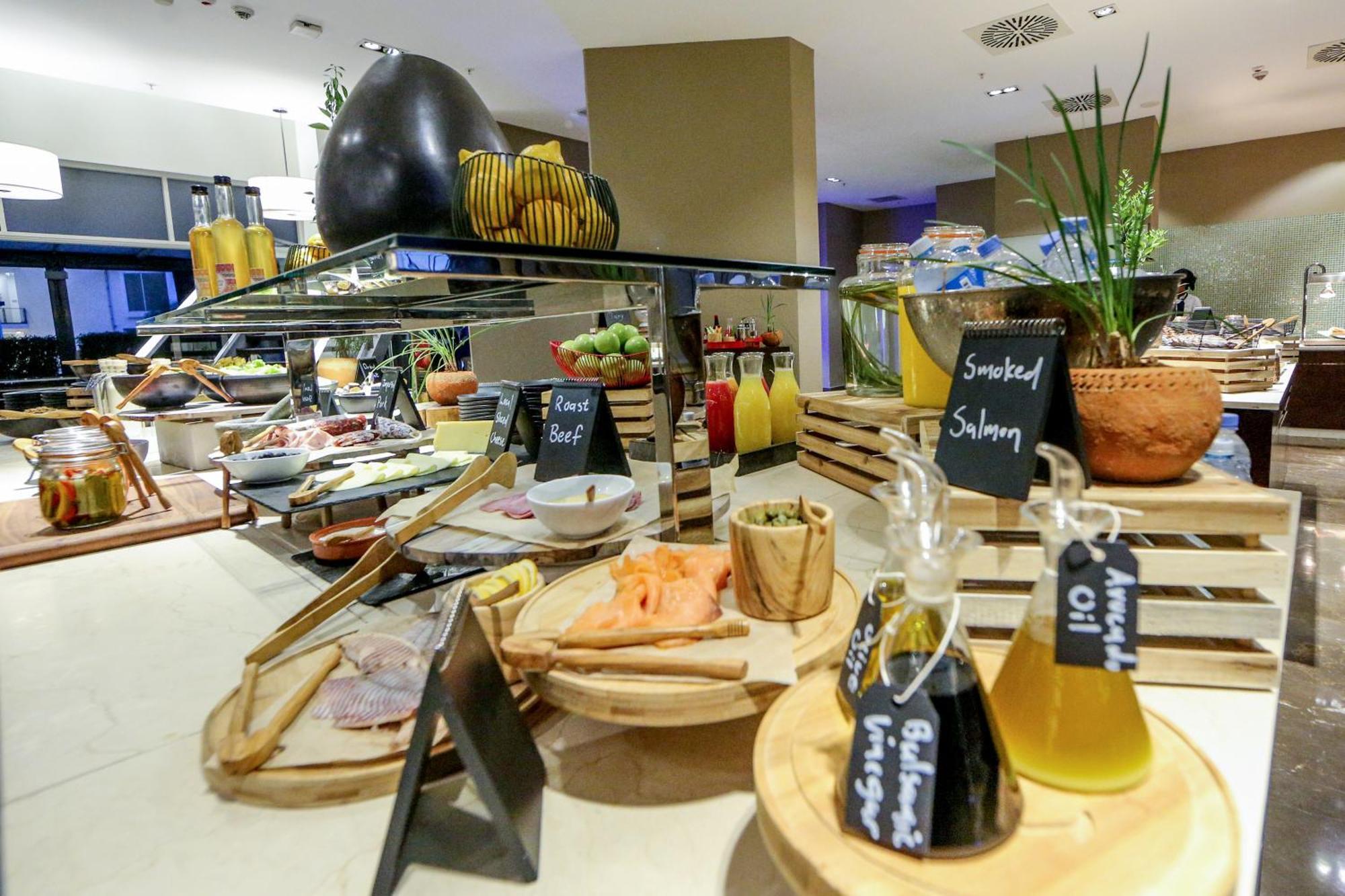 Radisson Blu Hotel & Convention Centre キガリ エクステリア 写真 A salad bar at a hotel