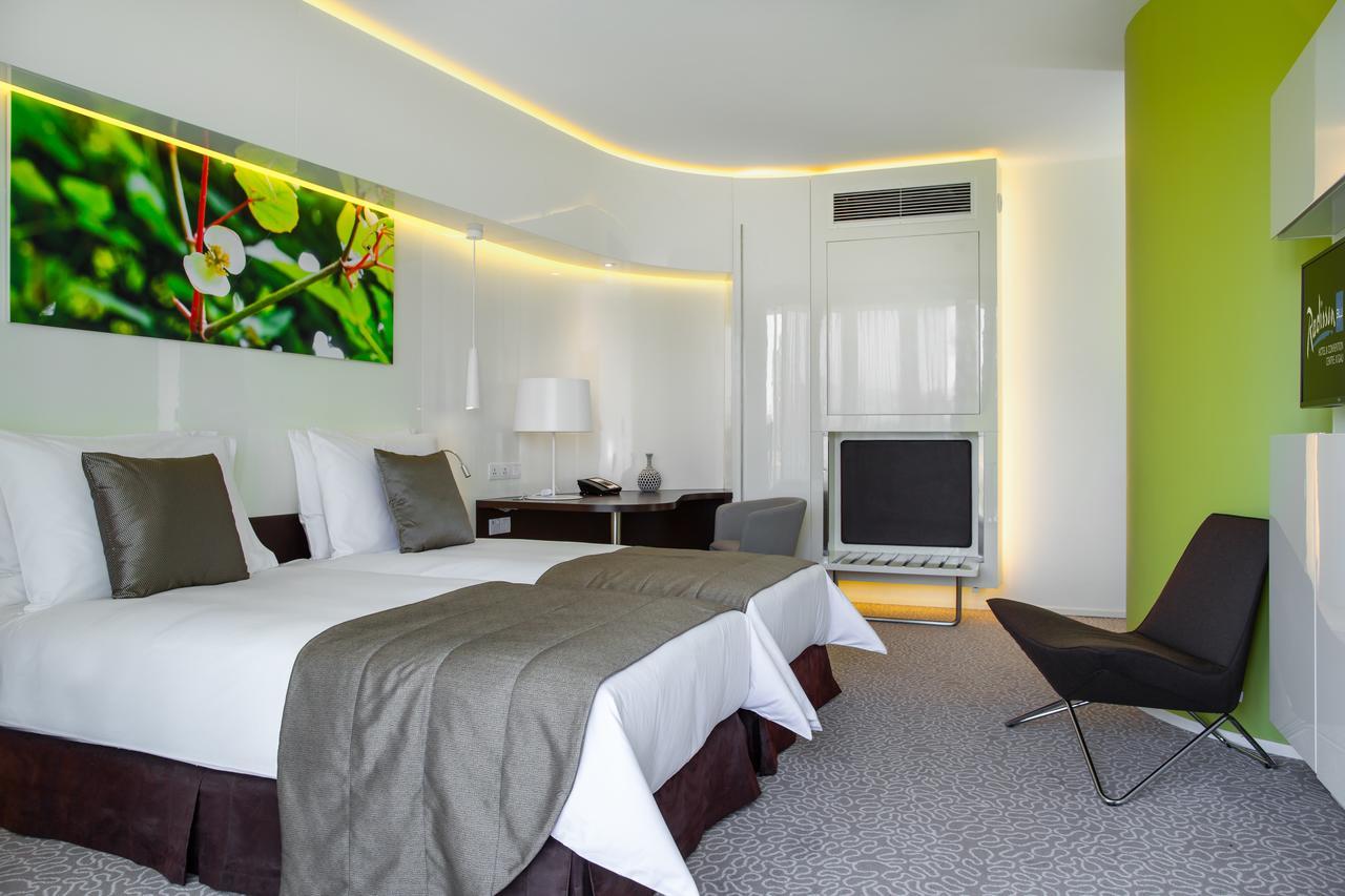 Radisson Blu Hotel & Convention Centre キガリ エクステリア 写真 A room at the hotel