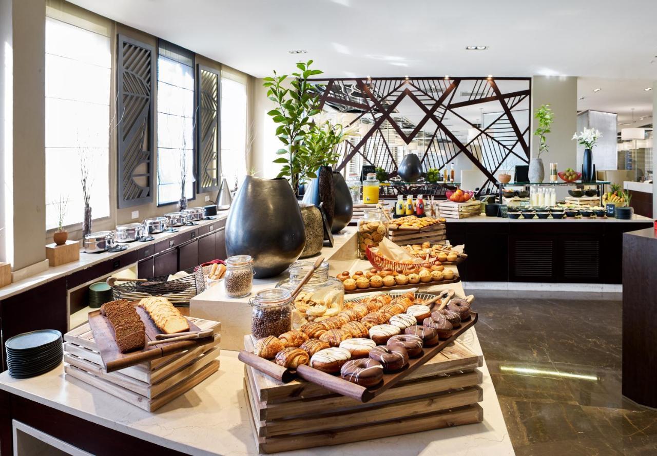 Radisson Blu Hotel & Convention Centre キガリ エクステリア 写真 The buffet at the 1010 restaurant