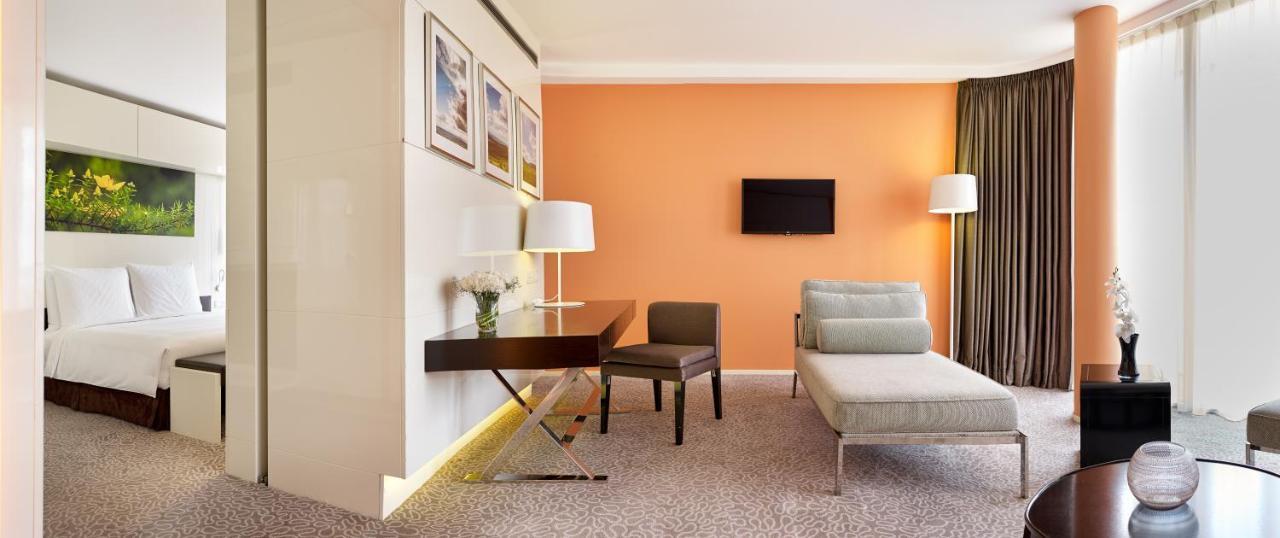 Radisson Blu Hotel & Convention Centre キガリ エクステリア 写真 A room at the hotel