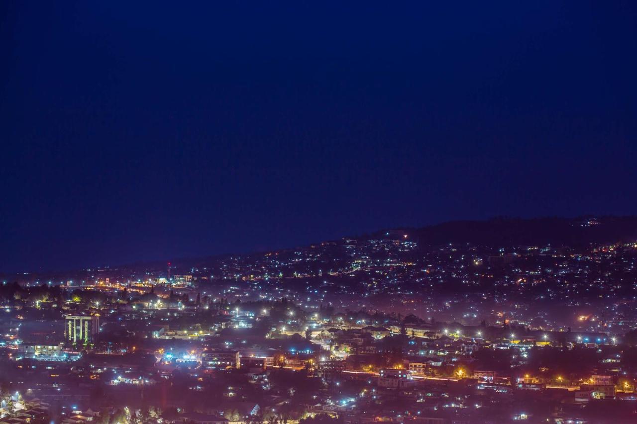 Radisson Blu Hotel & Convention Centre キガリ エクステリア 写真 Night view of the city