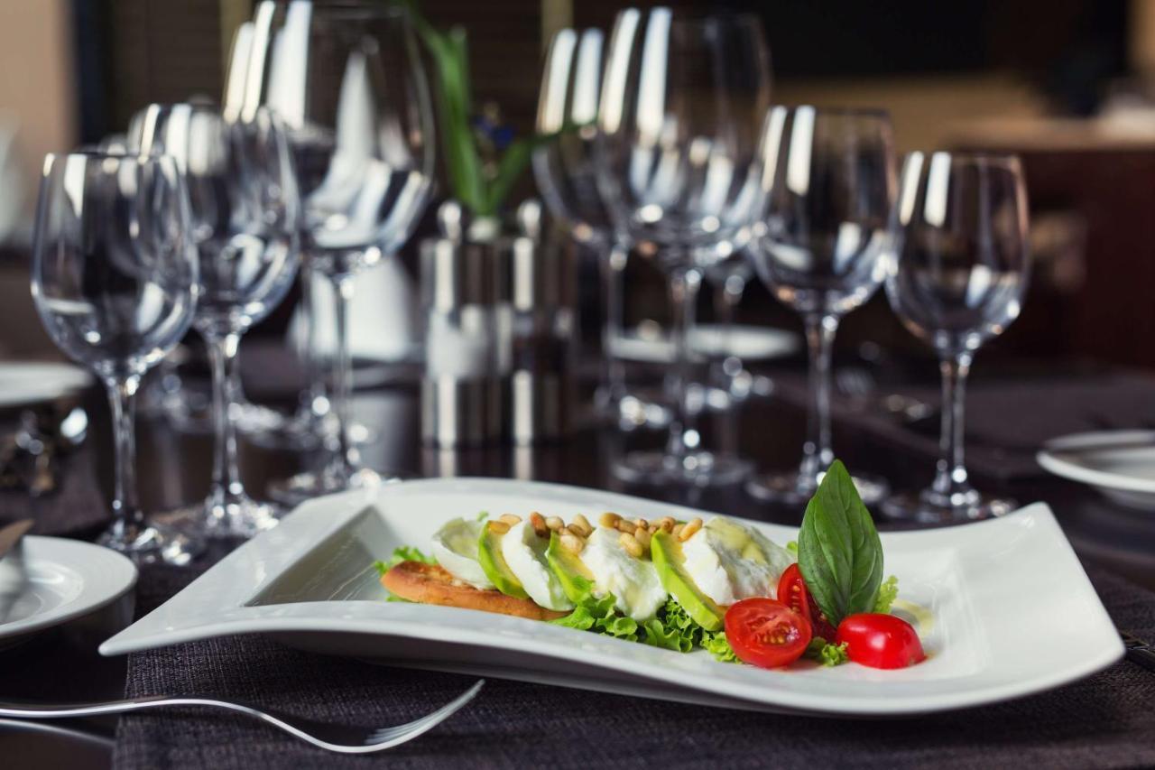Radisson Blu Hotel & Convention Centre キガリ エクステリア 写真 A salad
