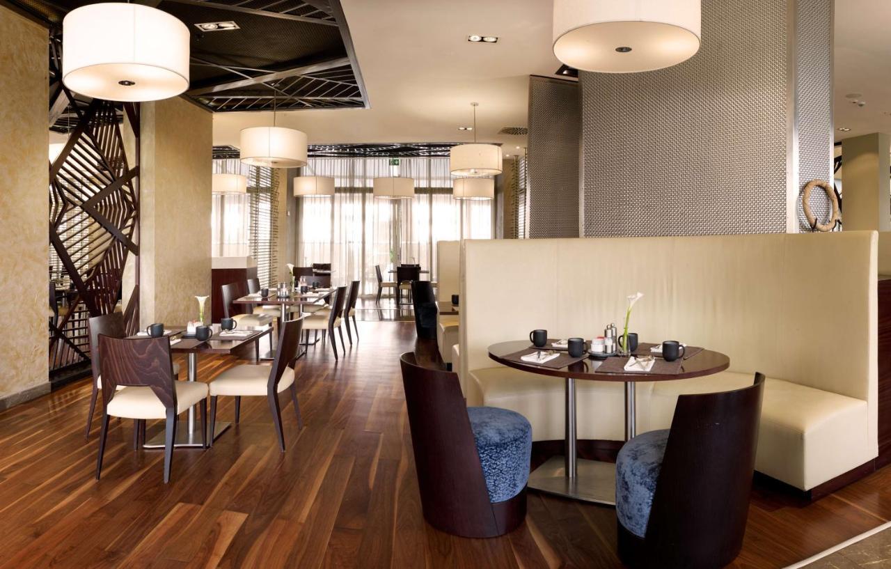 Radisson Blu Hotel & Convention Centre キガリ エクステリア 写真 The interior of the restaurant