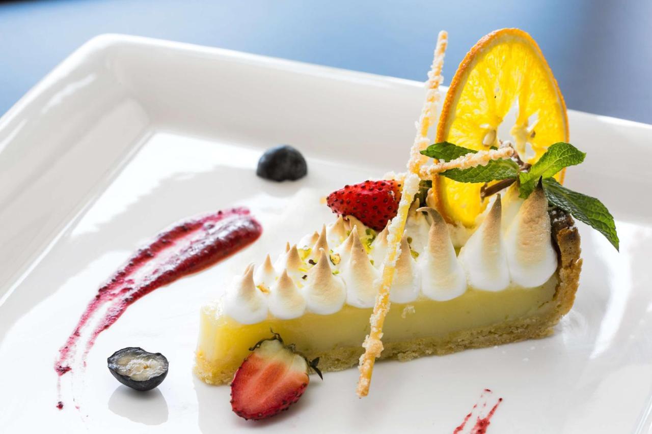 Radisson Blu Hotel & Convention Centre キガリ エクステリア 写真 A lemon meringue tart