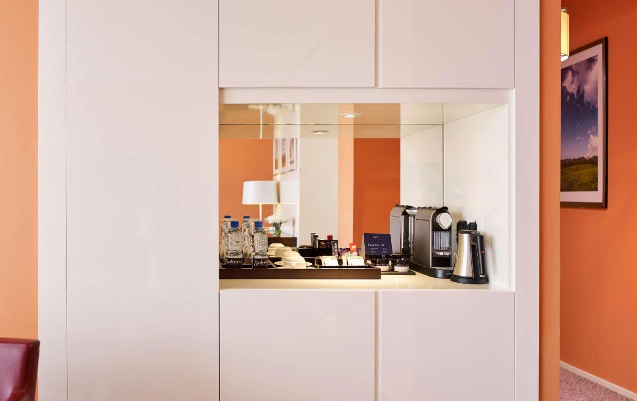 Radisson Blu Hotel & Convention Centre キガリ エクステリア 写真 A Nespresso machine in a hotel room